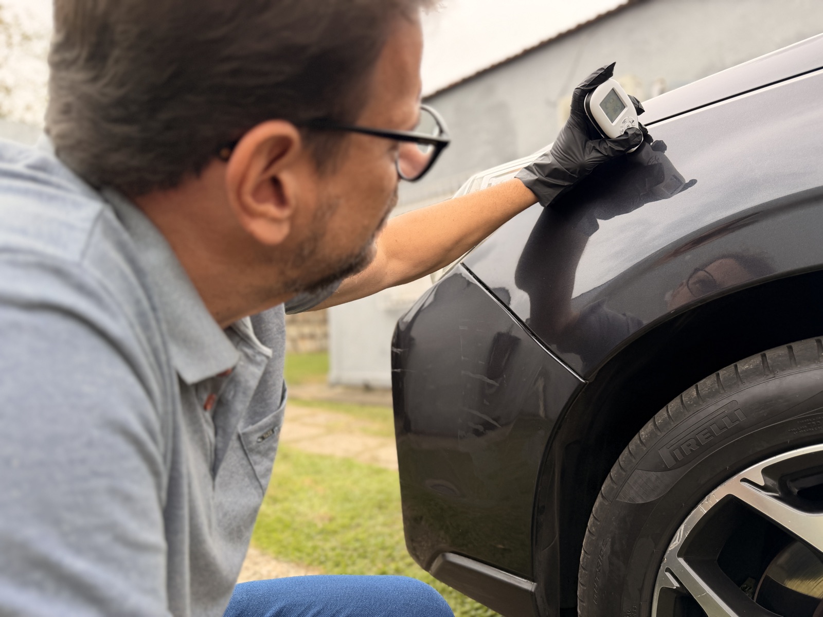 Medição da espessura da pintura na lataria com micrômetro